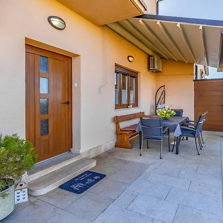 Big With Free Parking * Pola