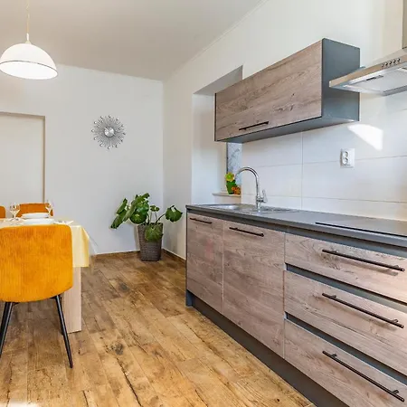 Big With Free Parking *