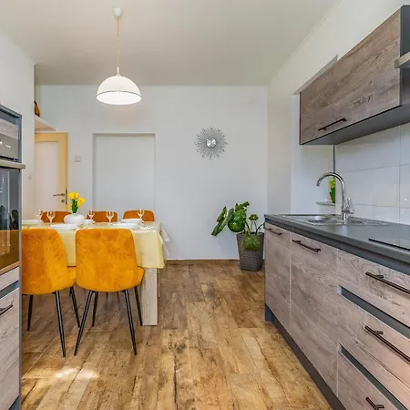 Big With Free Parking Pola