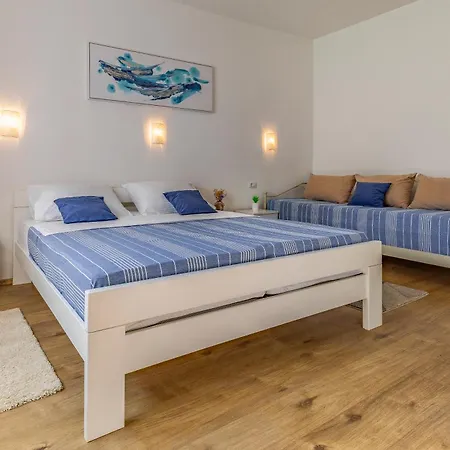 Big With Free Parking Pola