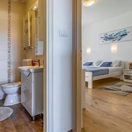 Big With Free Parking *