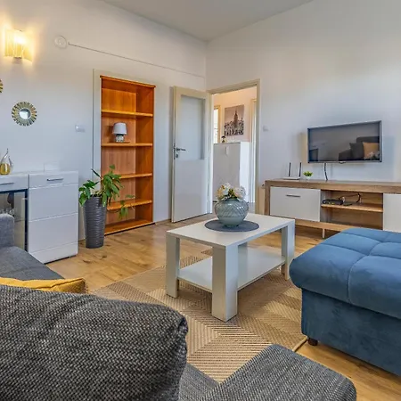 Big With Free Parking * Pola