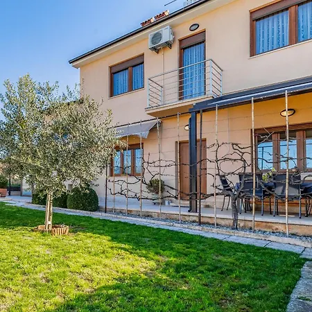 Big With Free Parking Apartment