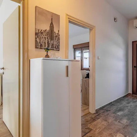 Big With Free Parking Apartament Pula