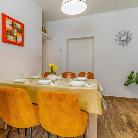 Big With Free Parking Apartament Pula