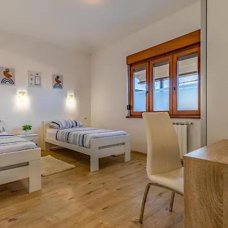 Big With Free Parking *