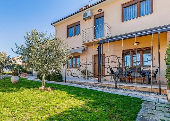 Big With Free Parking Apartment