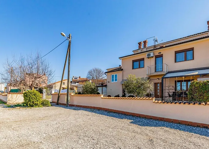 Big With Free Parking Apartment *