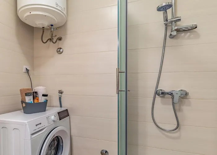 Big With Free Parking Apartment *