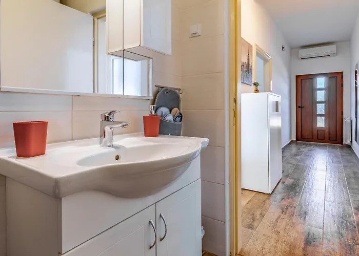 Big With Free Parking * 풀라