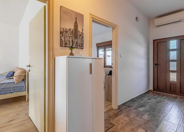 Big With Free Parking 아파트 풀라