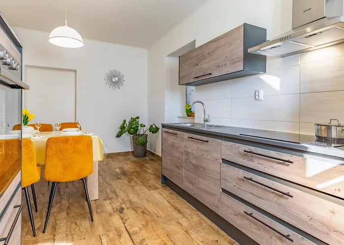 Big With Free Parking *