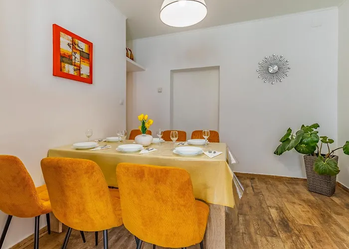 Big With Free Parking Apartment Pula