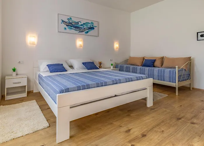 Big With Free Parking 풀라