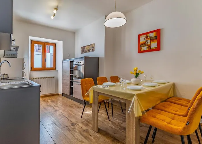 Big With Free Parking * 풀라