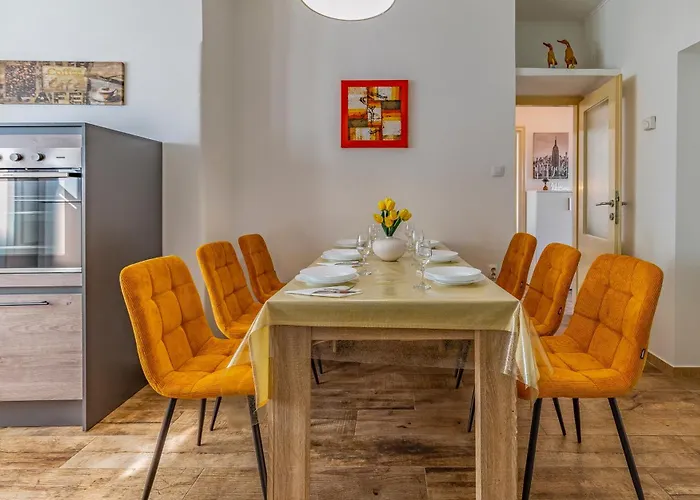 Big With Free Parking Apartment Pula