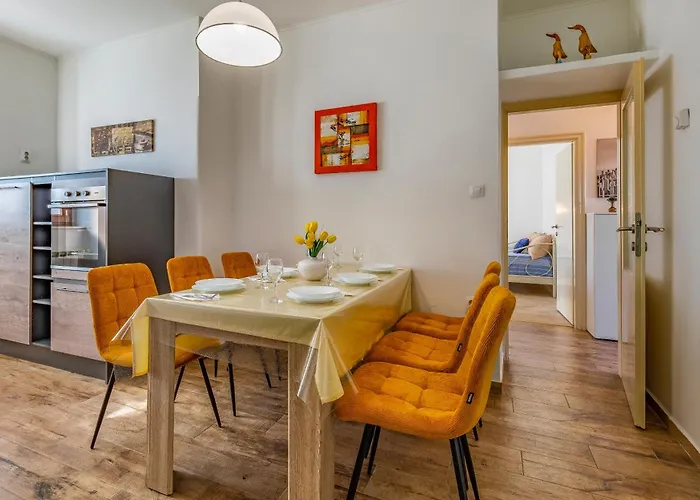 Big With Free Parking 풀라