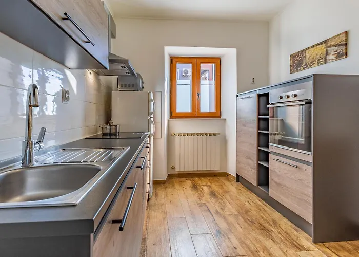 Big With Free Parking * 풀라