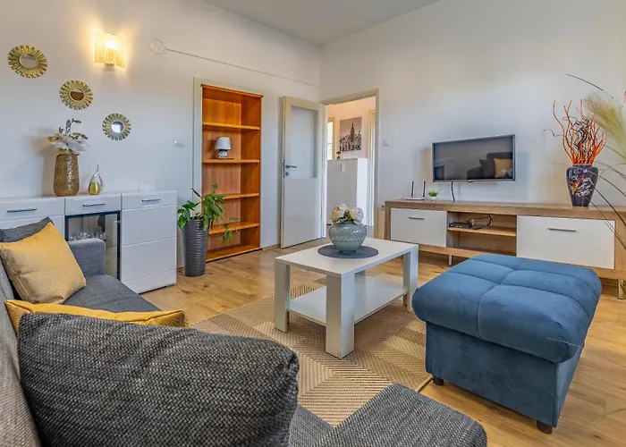 Big With Free Parking * 풀라