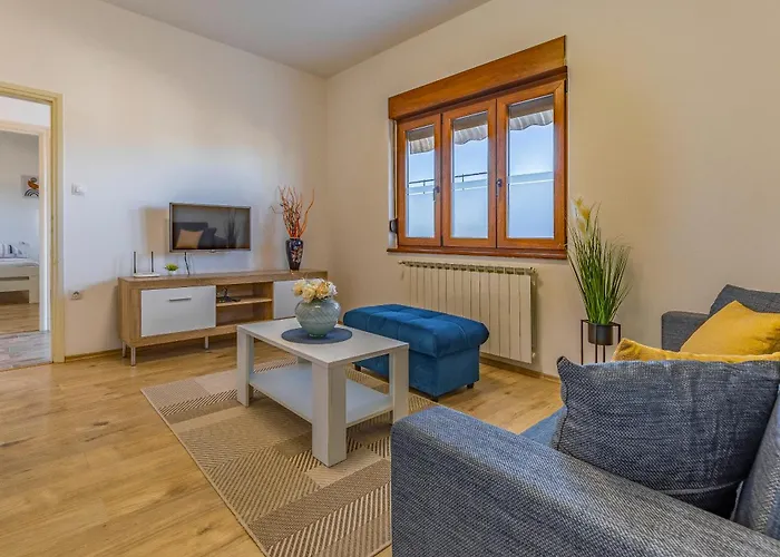 Big With Free Parking Apartment *