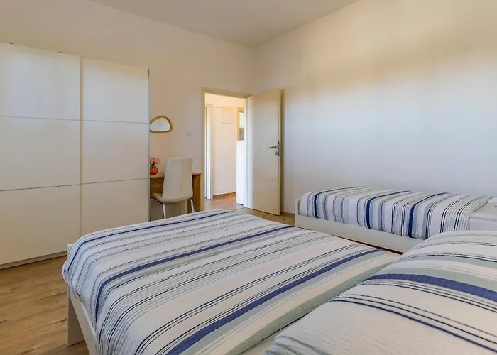 Big With Free Parking 풀라