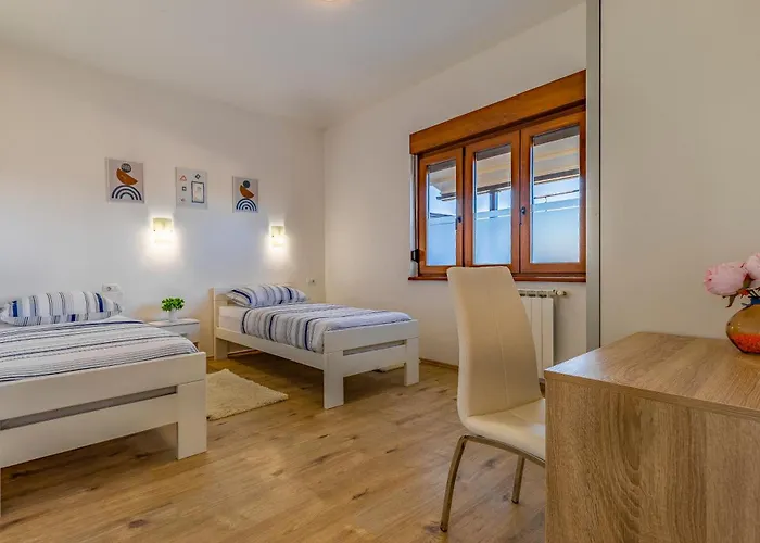 Big With Free Parking *